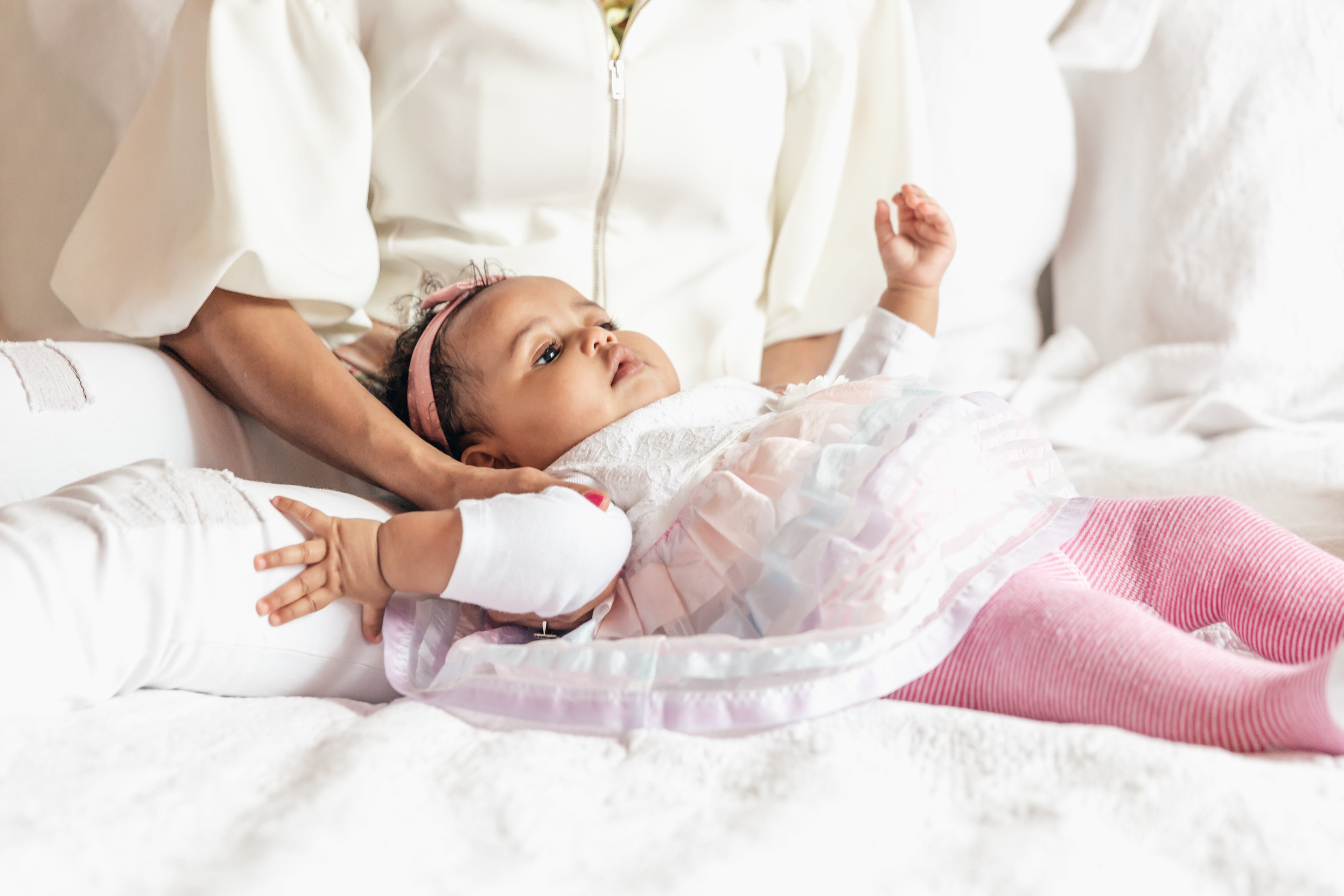 files/baby-girl-lying-with-mom-on-bed.jpg